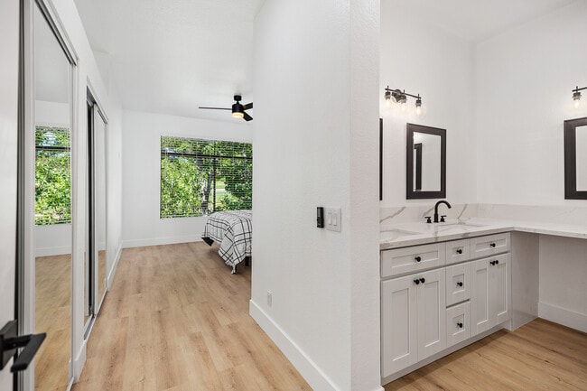 Building Photo - 31 Oak Knolls