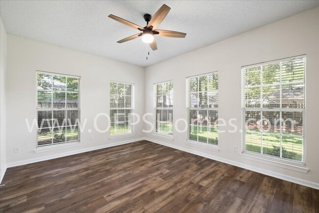 Building Photo - Niceville 3/2 with Office Flexible Availability