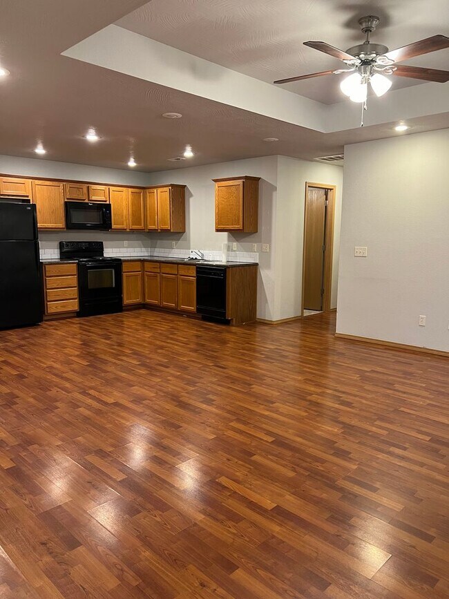 Building Photo - 3 bedroom, 2 bathroom, 2 car garage duplex in Republic