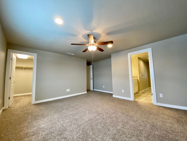 Building Photo - Large, Desirable West Valley Home