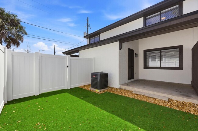 Building Photo - 1331 Cedar St