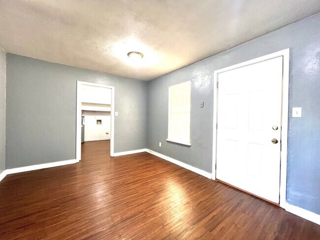 Building Photo - Super house on large private lot