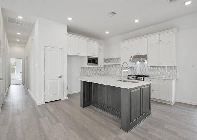 Building Photo - 28820 Bobcat Run Dr