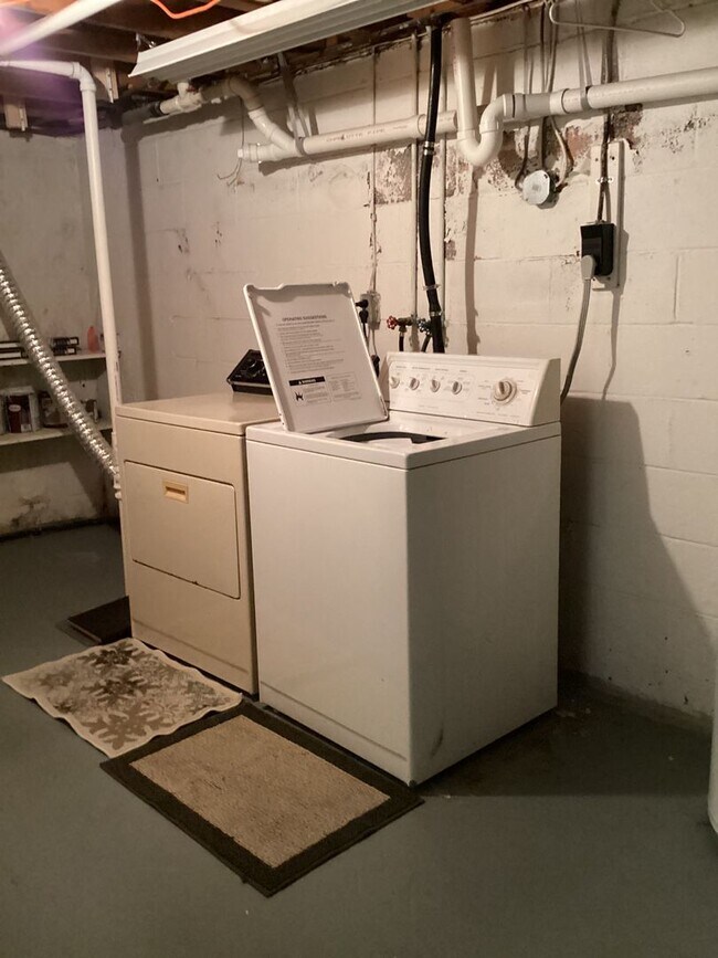 Building Photo - Roomy Updated Home in Established Neighbor...