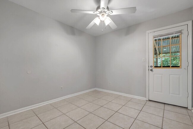 Building Photo - Townhome Off The Parkway