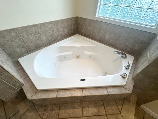 Building Photo - 4 bedroom, 2 1/2 bath