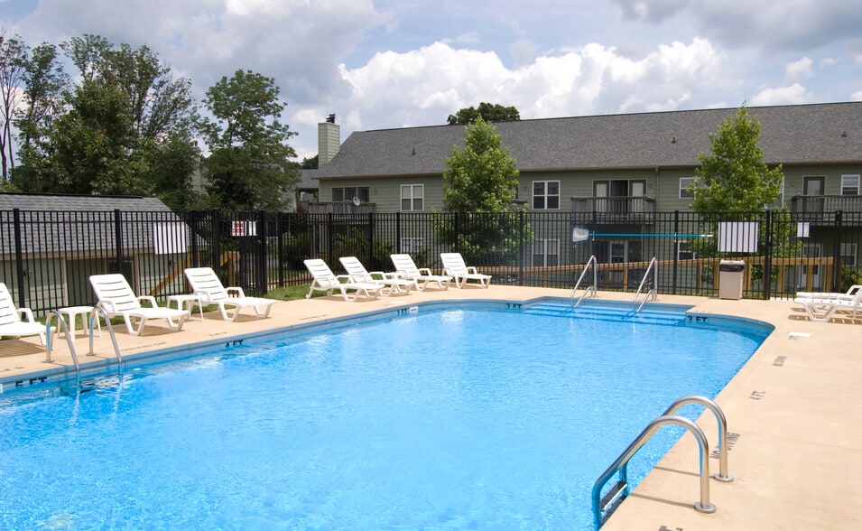Relax by the Pool - Woods at Latimer (1 bed/1 bath community)