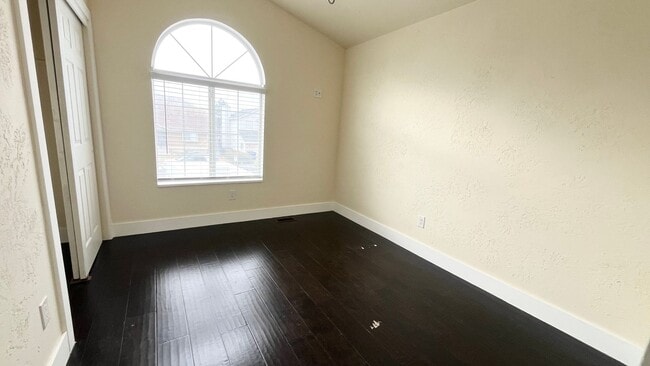 Building Photo - 5 Bedroom/4 Bathroom Home in West Valley City