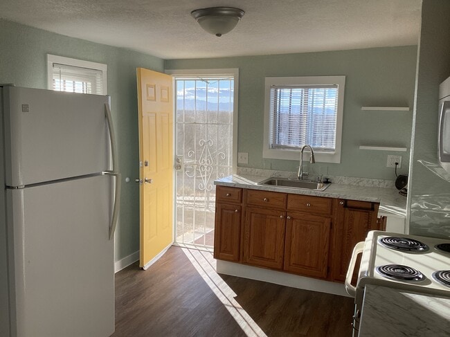 Building Photo - 1102 E 2nd St