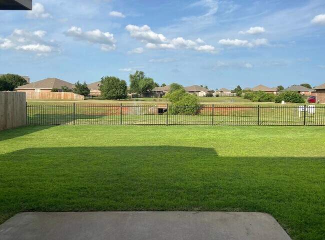 Building Photo - First Month Free!  Recently Remodeled!