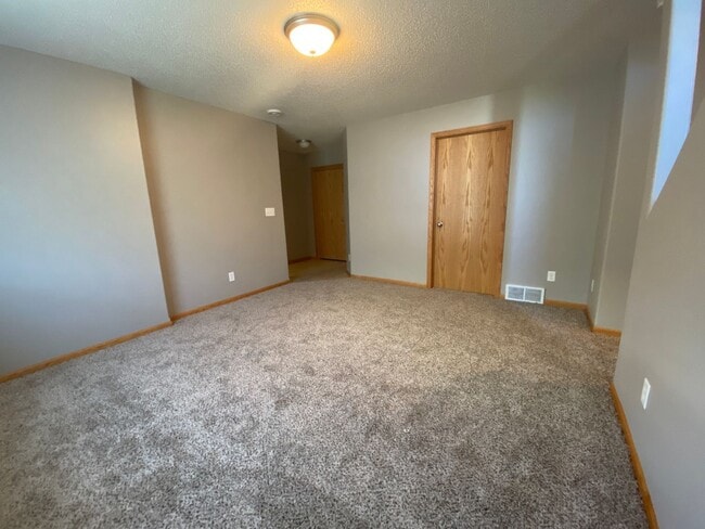 Building Photo - Spacious South Moorhead Twinhome with Double Garage & Prime Location!