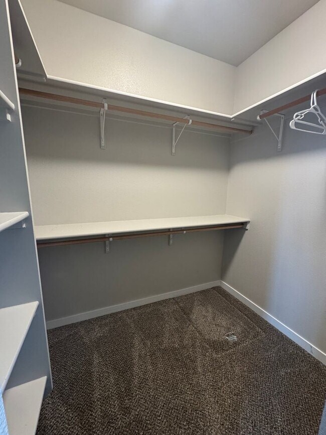 Building Photo - New on Market! Close to Freeway and Shopping!