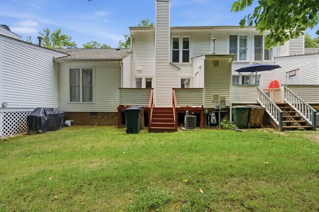 Building Photo - 110 Planetree Ln