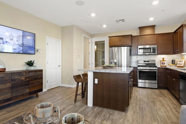 Building Photo - Provence Townhome - Natomas