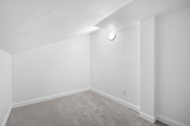 Building Photo - Well-maintained,2 bed 2 bath two-story condo located in Fort Myers