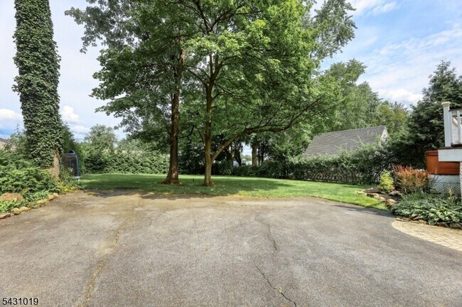 Building Photo - 230 Pinelynn Rd