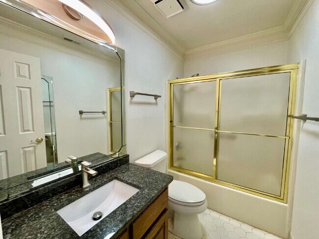 Building Photo - Spacious 6-Bedroom Gem In Fayetteville!
