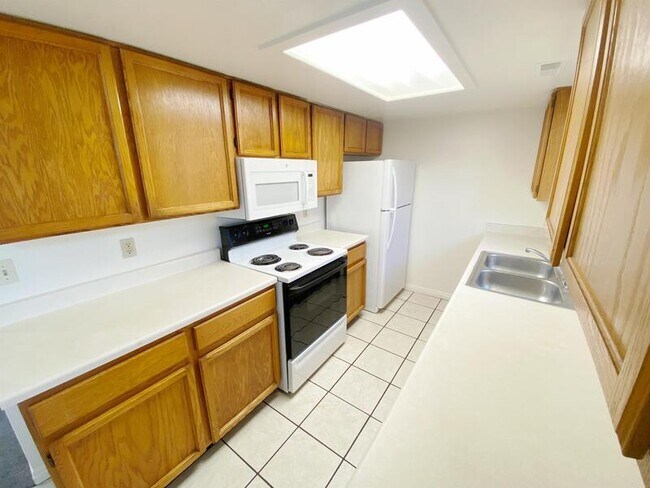 Building Photo - 707 600 W