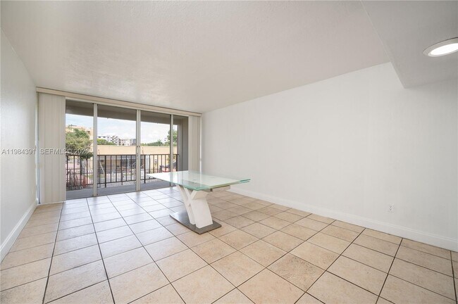 Building Photo - 9220 Fontainebleau Blvd
