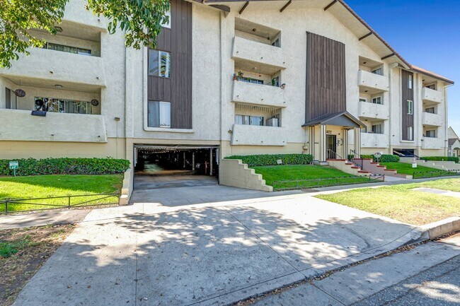 Building Photo - 1422 Rock Glen Ave