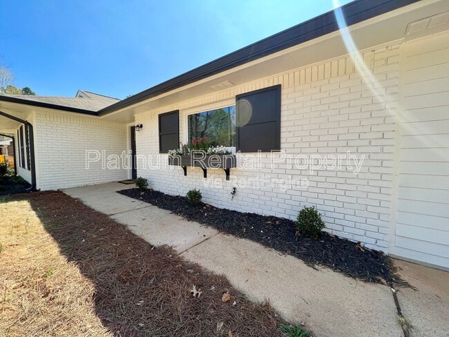 Building Photo - 212 Fernbank St