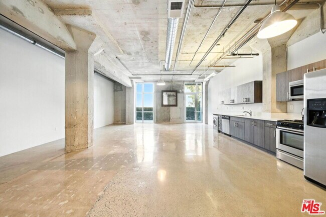 Building Photo - 825 East 4th St