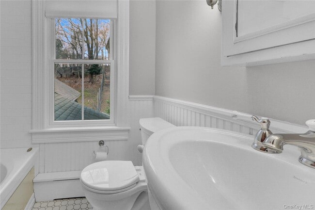 Building Photo - 42 Blydenburgh Ln