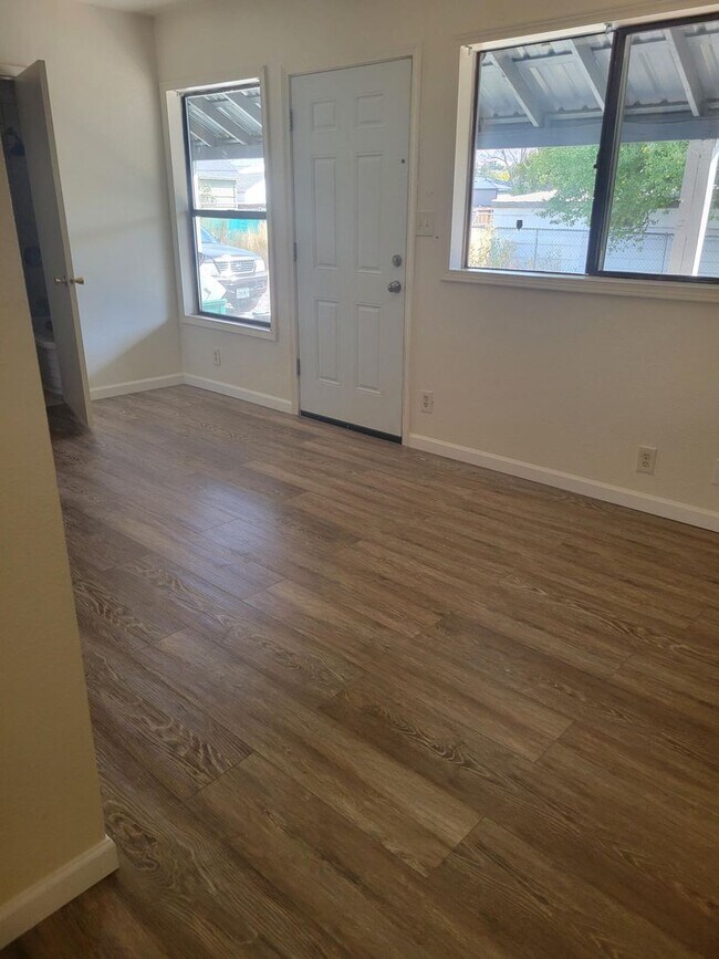 Building Photo - 2441 Eberlein Ave