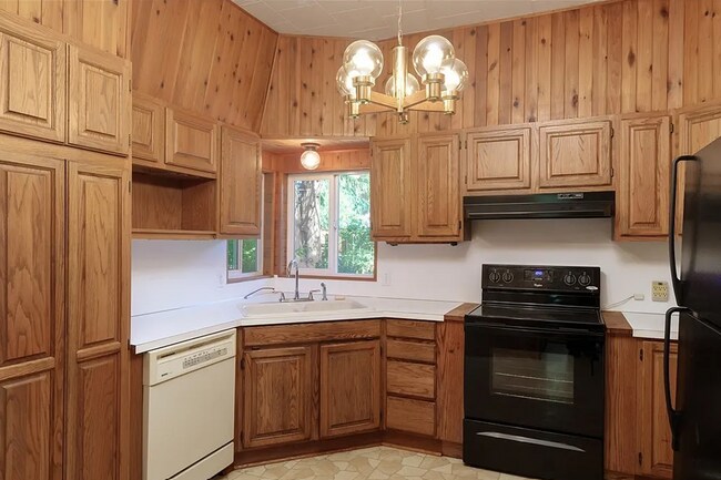 Building Photo - Beautifully Updated Craftsman in the Heart of North Tacoma