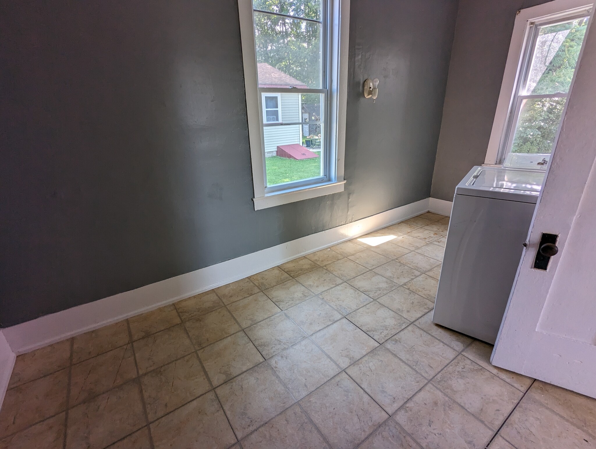 Laundry room - 3982 Church St