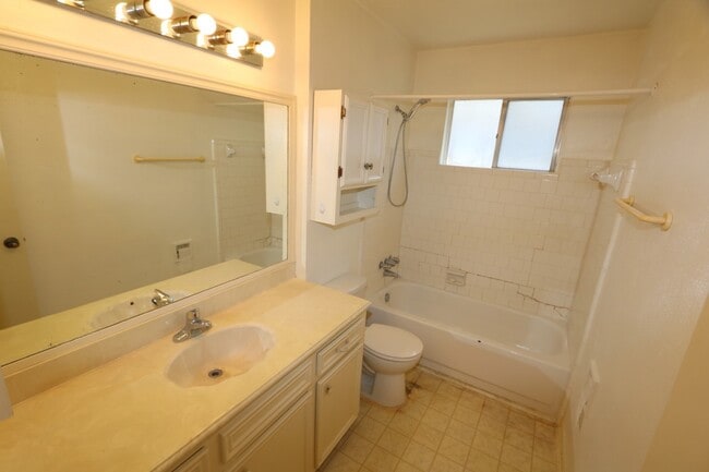 Building Photo - 5339 Lincoln Town Dr