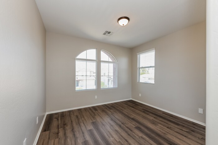Building Photo - 10575 E Primrose Ln