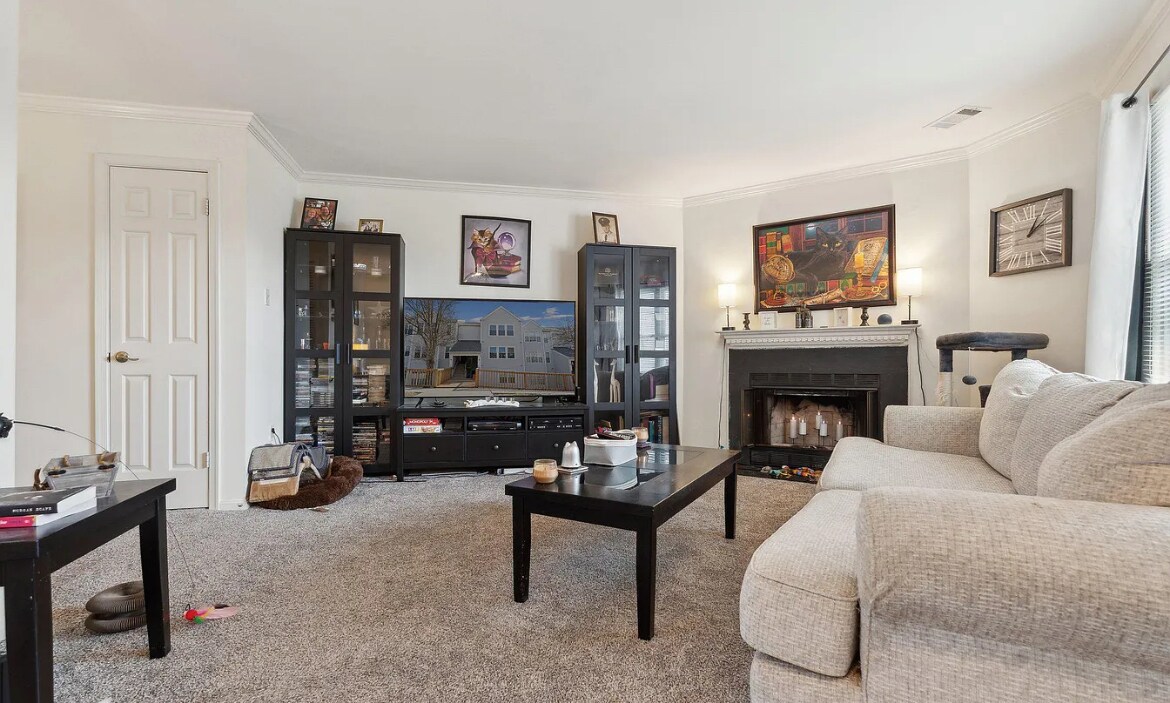 Building Photo - 8 Deer Run Ct