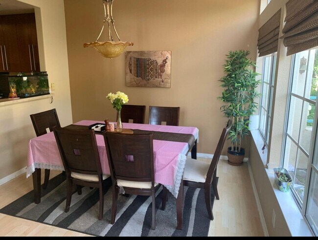 Building Photo - The perfect 3 Bed 3 bath Townhouse