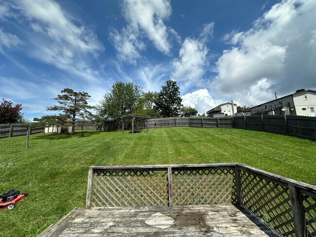 Building Photo - Christiansburg, 3 BR / 2 BA Available Now