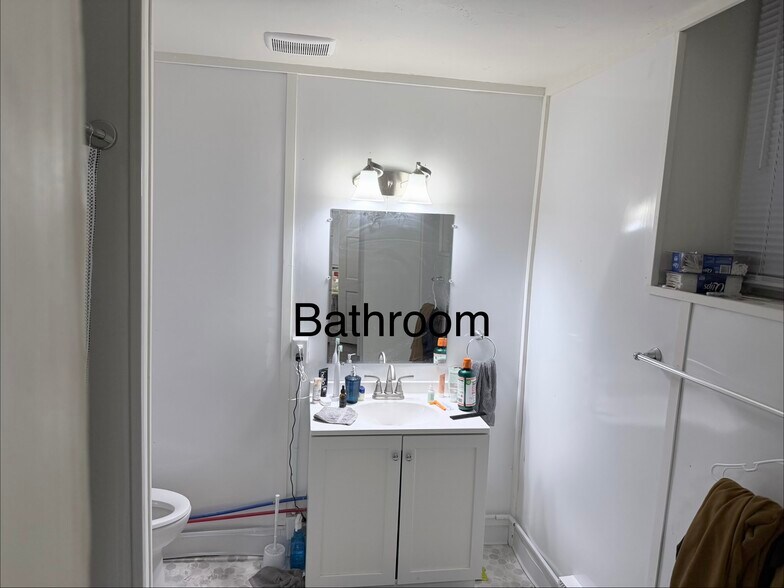 Building Photo - 10 E 5th St