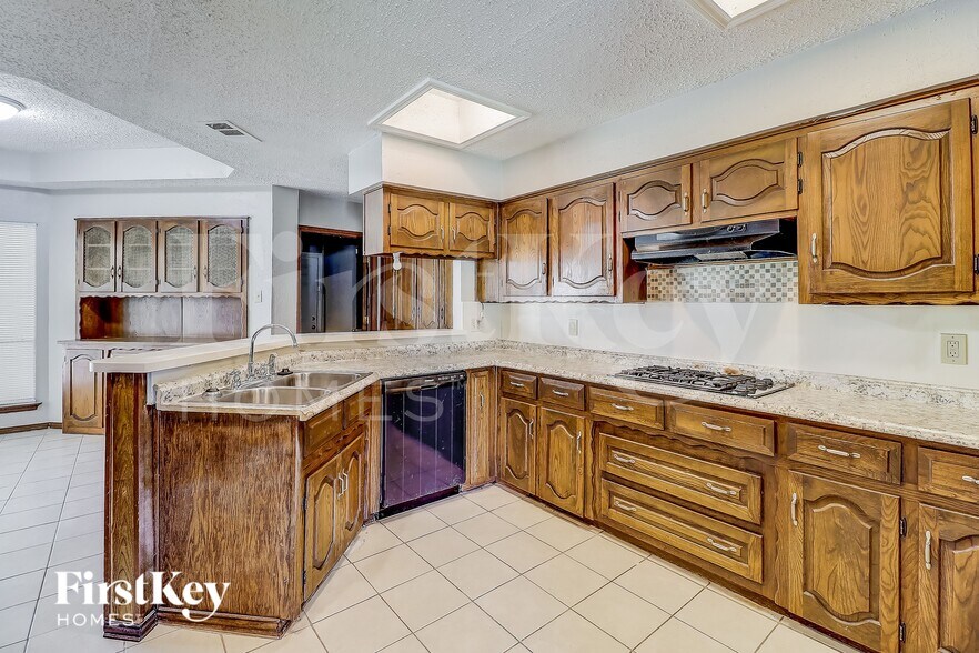 Building Photo - 1021 Shadywood Ln