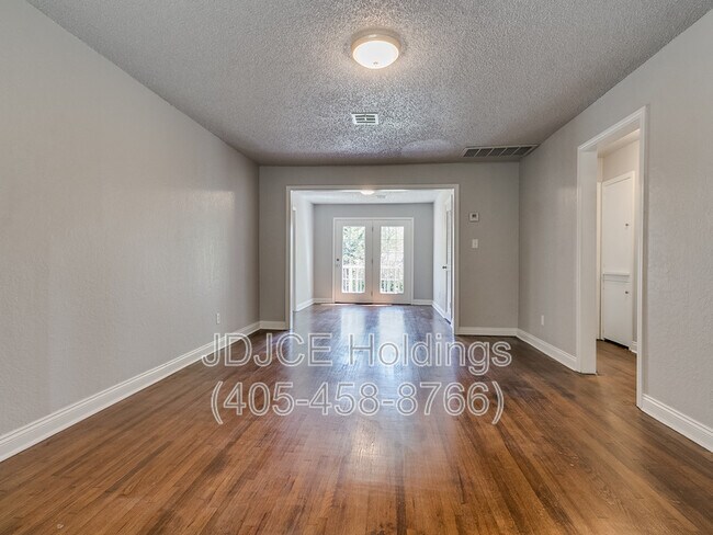 Building Photo - 122 W Marshall Dr