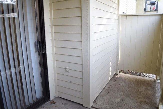 Building Photo - 7445 Auburn Oaks Ct