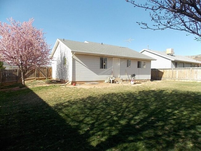 Building Photo - 4 bed 2 bath - Single Family Home - Pet Fr...