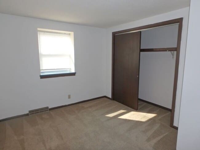 Building Photo - Nice 3 Bed 1.5 Bath Duplex SW Columbia!