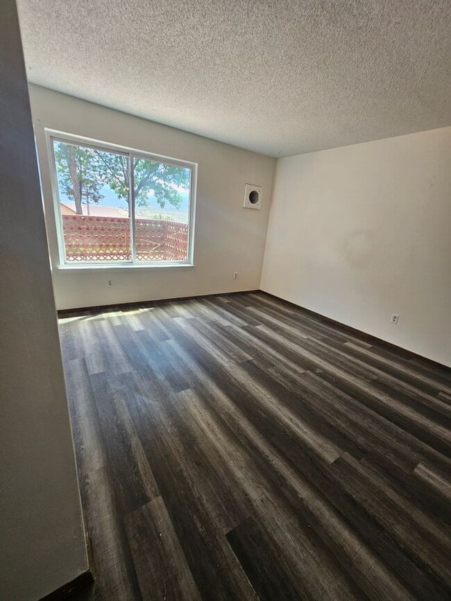 Building Photo - $1616 - 2BR/1.5BA Dog-Friendly Westside Co...