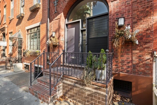 Building Photo - Incredible Rittenhouse Home