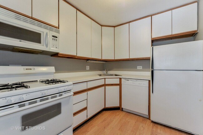 Building Photo - Spacious 2 Bed 2 Bath, East Lakeview