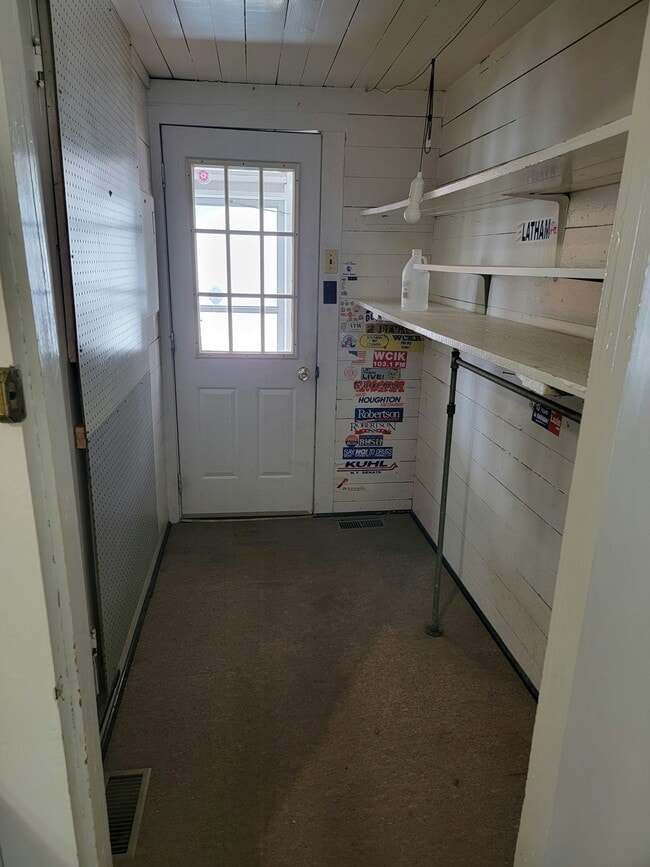 Building Photo - 45 Maple St