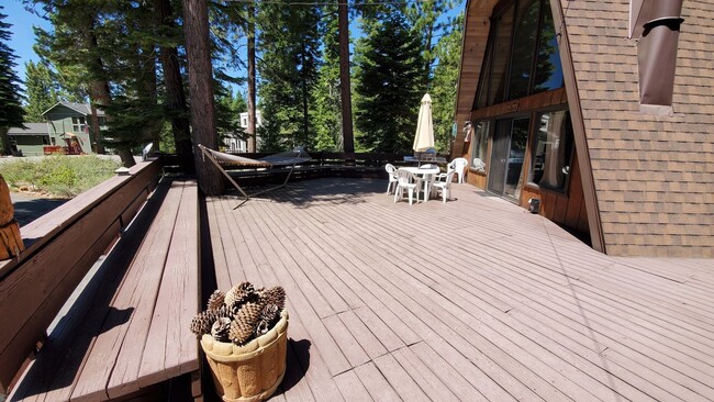 Building Photo - Spacious and Bright Cottage in Quiet Cul-d...