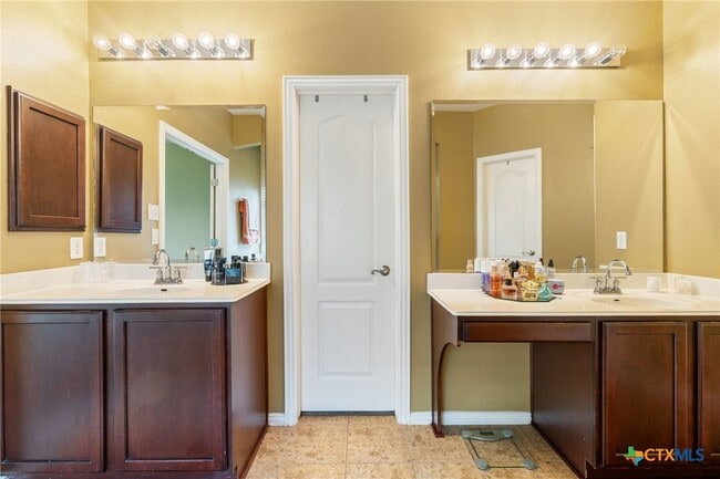 Building Photo - 1002 Wallin Farms Cove