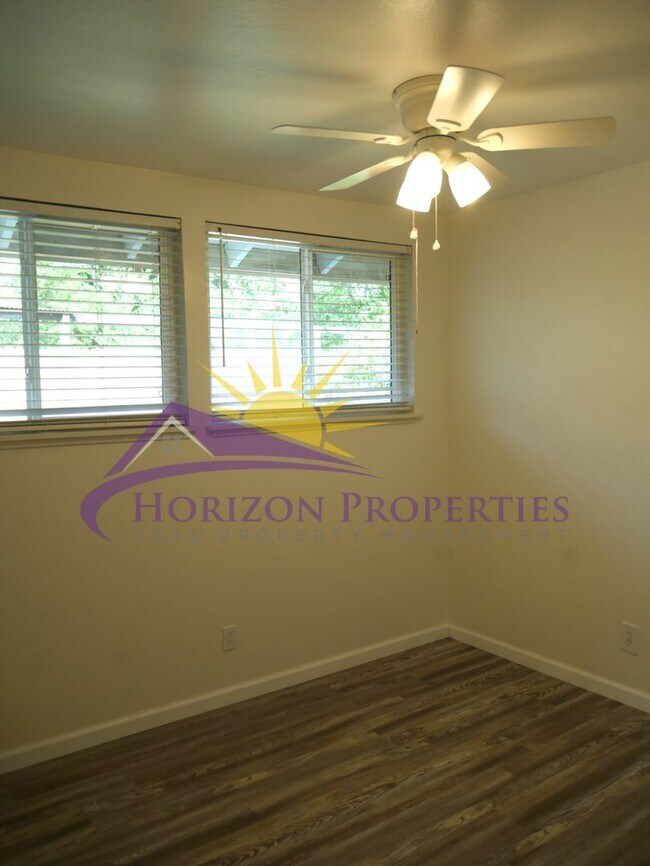 Building Photo - Remodeled 4 Bed 2 Bath 1,483 sqft in Fair Oaks