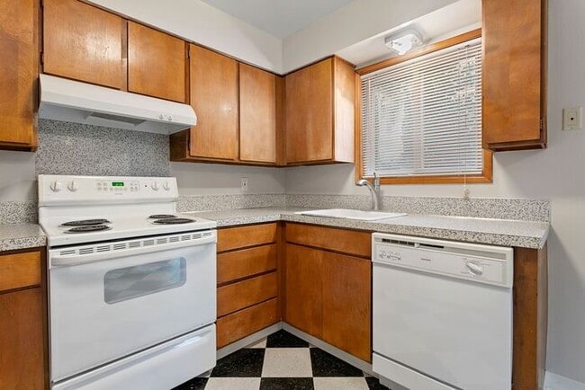 Building Photo - Remodeled 2 bedroom across from Providence...