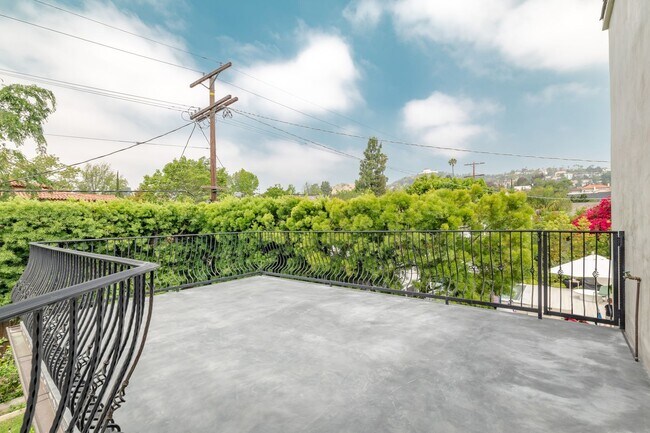 Building Photo - 6 Bed 5 Bath House with Fully Converted Co...